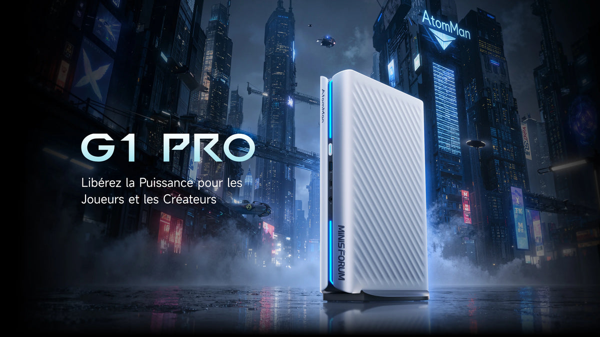 Le PC compact Minisforum AtomMan G1 Pro blanc, posé devant un décor urbain futuriste sur un visuel promotionnel du fabricant.